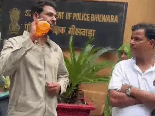 SP ऑफिस के बाहर प्रॉपर्टी डीलर ने खुद पर डाला पेट्रोल, 1.46 करोड़ रुपये फंसने का आरोप; कार्रवाई की मांग