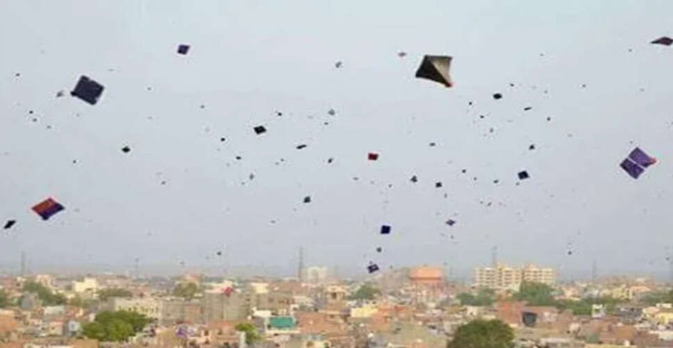 गांधी सर्किल के पास चलती टैक्सी कार में अचानक आग, ड्राइवर बाल-बाल बचा