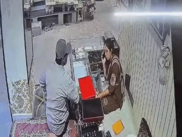 उदयपुर में 3.25 लाख के गहने पार करने वाला बदमाश पहले सलूंबर भी पहुंचा था, टोपी लगाए उसी हुलिए में आया था