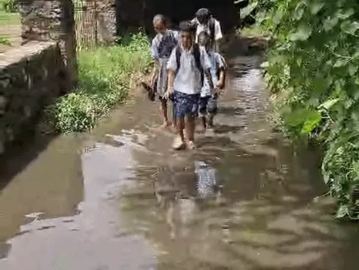 उदयपुर में बारिश ने बढ़ाई ग्रामीणों की परेशानी: कच्चे रास्ते पर भरा पानी, कीचड़ से आवागमन हुआ मुश्किल
