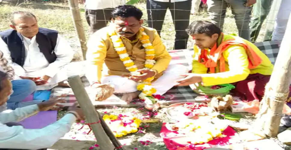 Jhalawar में भाजपा जिला उपाध्यक्ष ने महादेव मंदिर का किया भूमि पूजन, 1 लाख 11 हजार रुपए की सहयोग राशि की भेंट