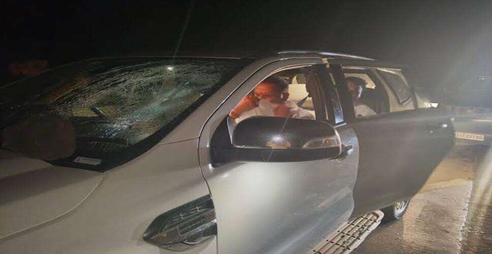 आश्रम की गाड़ी रोकने पर हंगामा, पुलिसकर्मी नशे में मिले; गाड़ी में शराब की बोतलें और चखना देखकर ग्रामीणों ने बनाया VIDEO