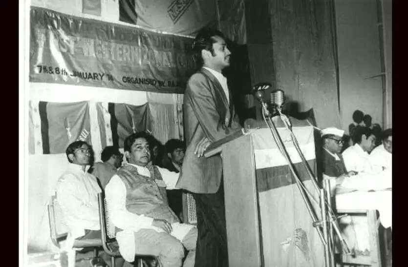 Ashok Gehlot Birthday Special: जादूगरी से सियासत तक, दिलचस्प हैं अब तक के सफर की ये तस्वीरें