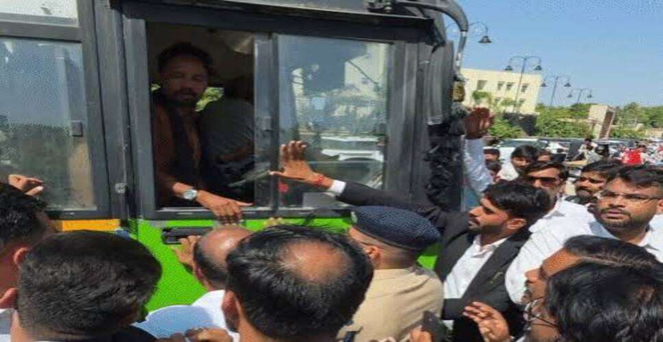 वकील को थप्पड़ मारने पर बवाल, पुलिस से हुई धक्का-मुक्की:जयपुर रोड जाम किया, बस ड्राइवर के साथ नोकझोंक हुई; कलेक्ट्रेट के गेट पर चढ़े