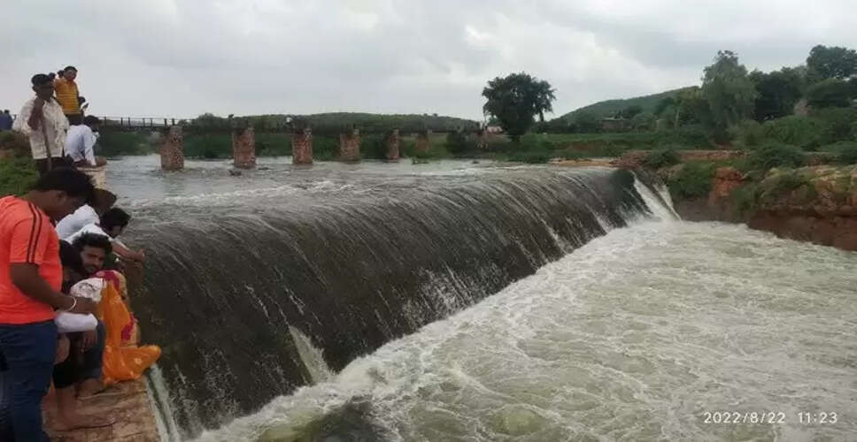 Karoli&nbsp;जान जोखिम में डालकर लोग पार कर रहे हैं भूस्खलन