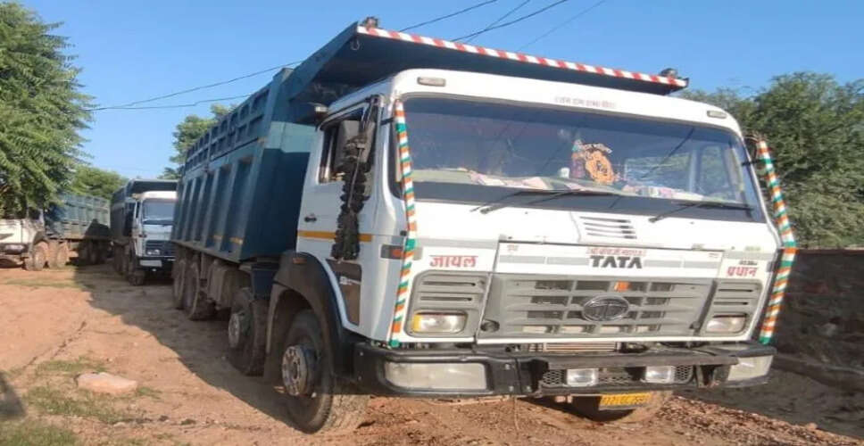 Banswara&nbsp;में पुलिस ने अवैध बजरी से भरे दो डंपर किए जब्त