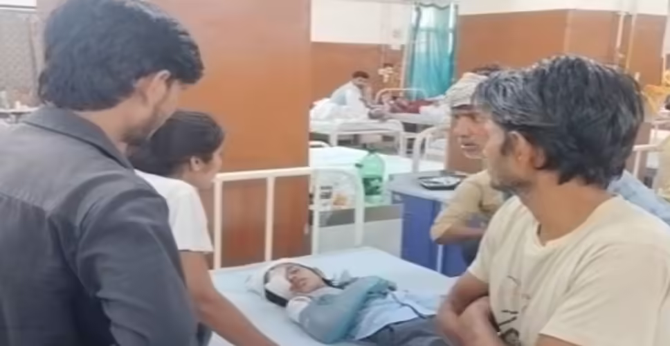 अलवर के स्कूल में दर्दनाक हादसा! क्लासरूम की छत की पट्टी गिरने से 3 छात्राएं गंभीर रूप से घायल, स्कूल प्रशासन पर उठे सवाल&nbsp;