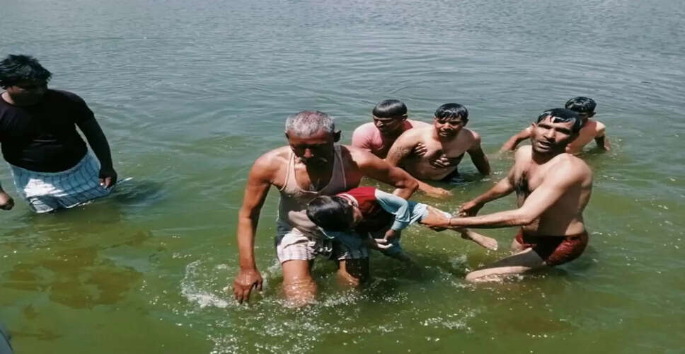 Karoli&nbsp;पैर फिसलने से तालाब में डूबकर नाबालिग लड़के की मौत