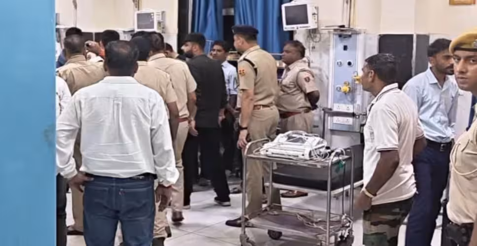 भीलवाड़ा के सदर थाना प्रभारी लोकपाल सिंभीलवाड़ा जिले के सदर थाना प्रभारी (सीआई) लोकपाल सिंह (38) का बुधवार सुबह इलाज के दौरान उदयपुर के अस्पताल में निधन हो गया। मंगलवार शाम अपने घर पर वर्दी पहनते समय उनकी सर्विस रिवॉल्वर से अचानक गोली चल गई थी, जिससे वे गंभीर रूप से घायल हो गए थे। घटना के बाद उन्हें पहले भीलवाड़ा के निजी अस्पताल ले जाया गया, जहां से बेहतर उपचार के लिए उदयपुर रेफर किया गया था।  जानकारी के अनुसार, मंगलवार (4 अगस्त) शाम लोकपाल सिंह नेहरू विहार स्थित अपने आवास पर नाकाबंदी ड्यूटी के लिए तैयार हो रहे थे। इसी दौरान वर्दी पहनते समय उनकी सर्विस रिवॉल्वर से अचानक फायर हो गया। गोली उनकी कनपटी में लगी और सिर को आर-पार करते हुए निकल गई। गोली लगते ही वे गंभीर रूप से घायल होकर गिर पड़े।  परिजनों और पुलिसकर्मियों ने तत्काल उन्हें भीलवाड़ा के रामस्नेही अस्पताल पहुंचाया। प्राथमिक उपचार के बाद उनकी गंभीर हालत को देखते हुए उदयपुर के गीतांजलि अस्पताल रेफर किया गया। उन्हें जल्द अस्पताल पहुंचाने के लिए भीलवाड़ा से उदयपुर तक ग्रीन कॉरिडोर बनाया गया था, ताकि एंबुलेंस बिना किसी बाधा के समय पर अस्पताल पहुंच सके।  बुधवार सुबह इलाज के दौरान डॉक्टरों ने उन्हें मृत घोषित कर दिया। उनके निधन की खबर मिलते ही पुलिस महकमे में शोक की लहर दौड़ गई। साथी पुलिसकर्मियों, अधिकारियों और परिचितों ने गहरा दुख व्यक्त किया।  घटना के कारणों को लेकर पुलिस जांच जारी है। प्रारंभिक जानकारी में इसे हादसा माना जा रहा है, हालांकि पुलिस सभी पहलुओं की जांच कर रही है। सर्विस रिवॉल्वर से गोली चलने की परिस्थितियों का भी विस्तृत परीक्षण किया जा रहा है।  लोकपाल सिंह के निधन को पुलिस विभाग के लिए बड़ी क्षति माना जा रहा है। उनके आकस्मिक निधन से परिवार, सहयोगियों और परिचितों में शोक का माहौल है।ह का निधन, सर्विस रिवॉल्वर से चली गोली के बाद उदयपुर में तोड़ा दम