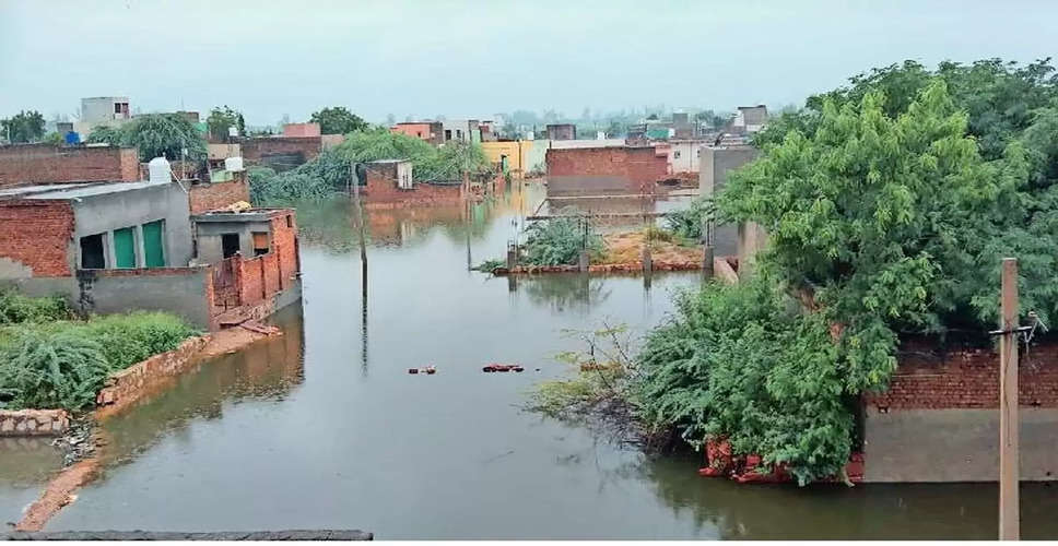 भरतपुर में बरसा 3 इंच पानी, सरकुलर रोड के बाहर की 40 से ज्यादा कॉलोनियों के रास्ते जलमग्न, मकान ढहा
