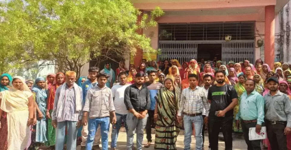 Banswara&nbsp;मनरेगा में ऑनलाइन उपस्थिति के विरोध में कार्यकर्ताओं ने ढोल-नगाड़े बजाकर किया प्रदर्शन&nbsp;