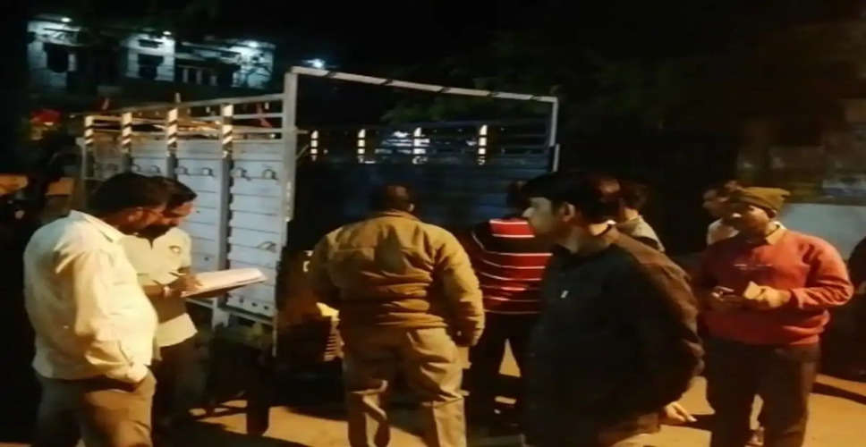 Dholpur में तेज रफ्तार ट्रक की टक्कर से साधु की मौत , पुलिस ने शव को जिला अस्पताल की मॉर्च्युरी में रखवाया