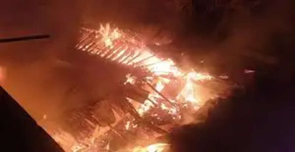 विधवा के घर में आग ने मचाया तांडव! बेटी की शादी के लिए रखगे गहने और रूपए जलकर राख, जाने कितना हुआ नुकसान&nbsp;