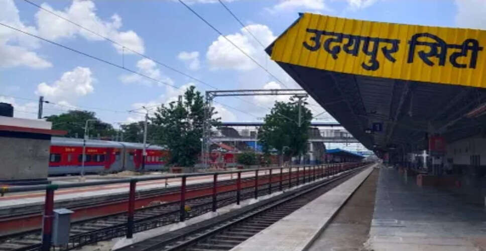 पर्यटन नगरी उदयपुर से प्रदेश की राजधानी जयपुर के लिए यात्रा करने वाले यात्रियों को इन दिनों भारी असुविधा का सामना करना पड़ रहा है। दोनों शहरों के बीच सुबह के समय रेल सुविधा लगभग ठप होने से यात्रियों की मुश्किलें बढ़ गई हैं। स्थिति यह है कि सुबह 6 बजे इंटरसिटी एक्सप्रेस के रवाना होने के बाद करीब 9 घंटे तक जयपुर के लिए कोई सीधी ट्रेन उपलब्ध नहीं है।  सुबह जल्दी जयपुर पहुंचने की जरूरत रखने वाले व्यवसायी, विद्यार्थी, पर्यटक और मरीज सबसे ज्यादा प्रभावित हो रहे हैं। कई यात्रियों को मजबूरन निजी बसों या टैक्सी का सहारा लेना पड़ रहा है, जिससे यात्रा खर्च भी बढ़ गया है और समय की भी अनिश्चितता बनी रहती है।  रेलवे समय-सारणी के अनुसार, इंटरसिटी एक्सप्रेस सुबह रवाना होती है, लेकिन इसके बाद दोपहर तक कोई उपयुक्त ट्रेन नहीं होने से यात्रियों को लंबा इंतजार करना पड़ता है। खासकर वे लोग जिन्हें सरकारी कार्य, परीक्षा, इंटरव्यू या चिकित्सकीय परामर्श के लिए जयपुर जाना होता है, उन्हें काफी दिक्कत उठानी पड़ रही है।  उदयपुर एक प्रमुख पर्यटन केंद्र है, जहां देश-विदेश से बड़ी संख्या में पर्यटक आते हैं। वहीं जयपुर प्रदेश की प्रशासनिक राजधानी होने के साथ-साथ व्यापार और शिक्षा का बड़ा केंद्र भी है। ऐसे में दोनों शहरों के बीच नियमित और संतुलित रेल सेवा का होना आवश्यक माना जा रहा है।  स्थानीय यात्रियों का कहना है कि पहले सुबह और पूर्वाह्न के समय ट्रेनों की उपलब्धता बेहतर थी, लेकिन वर्तमान समय-सारणी में बदलाव के कारण यात्रा करना चुनौतीपूर्ण हो गया है। कई यात्रियों ने रेलवे प्रशासन से सुबह के समय एक अतिरिक्त ट्रेन शुरू करने या किसी मौजूदा ट्रेन के समय में बदलाव करने की मांग की है।  रेलवे अधिकारियों का कहना है कि यात्री संख्या, परिचालन व्यवस्था और ट्रैक उपलब्धता को ध्यान में रखते हुए समय-सारणी तय की जाती है। हालांकि यात्रियों की मांग को उच्च स्तर पर भेजा गया है और स्थिति की समीक्षा की जा रही है।  फिलहाल उदयपुर से जयपुर जाने वाले यात्रियों को सुबह के समय सीमित विकल्पों के साथ ही यात्रा करनी पड़ रही है। यदि जल्द समाधान नहीं निकाला गया तो यह समस्या आने वाले पर्यटन सीजन और परीक्षा काल में और गंभीर रूप ले सकती है।