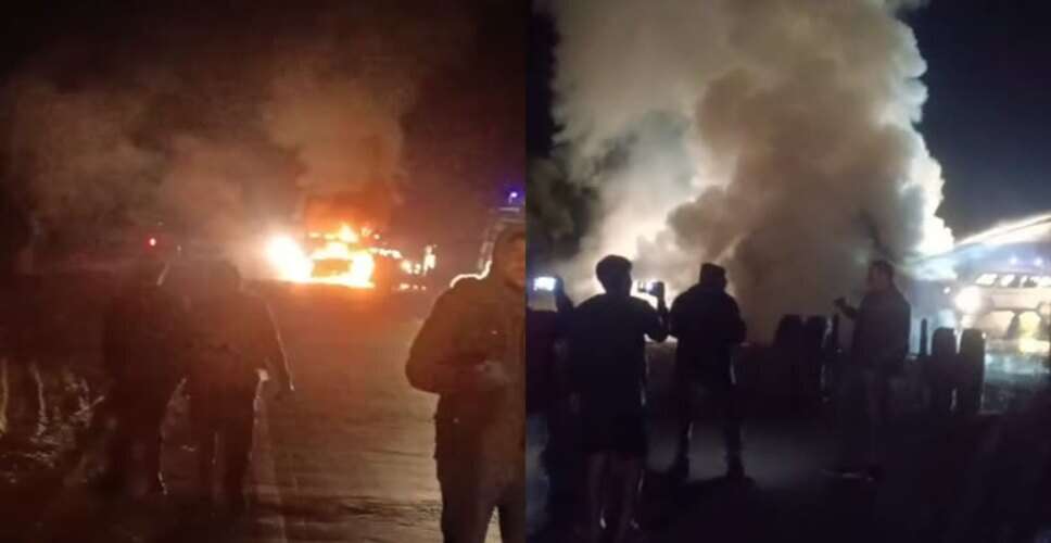 नागौर-लाडनूं हाईवे पर केमिकल टैंकर पलटा, लगी भीषण आग; ड्राइवर ने कूदकर बचाई जान