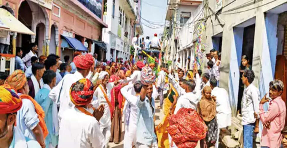 बरवाड़ा में देलवाल बाबा की निकली शोभायात्रा