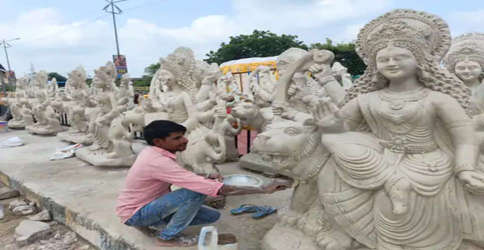 Jhalawar में मां दुर्गा की प्रतिमाओं को लेकर 9 परिवारों के लोग जुटे मूर्ति बनाने में, 1 से लेकर 5 फीट तक की मिलेगी मूर्तियां