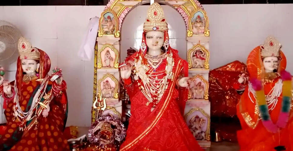 प्रतापगढ़ में मौजूद है दुनिया का पहला मंदिर जहाँ देवी को चढ़ाई जाती है&nbsp;हथकड़ी और बेडियां वजह जानकर आपके भी उड़ जाएंगे होश&nbsp;