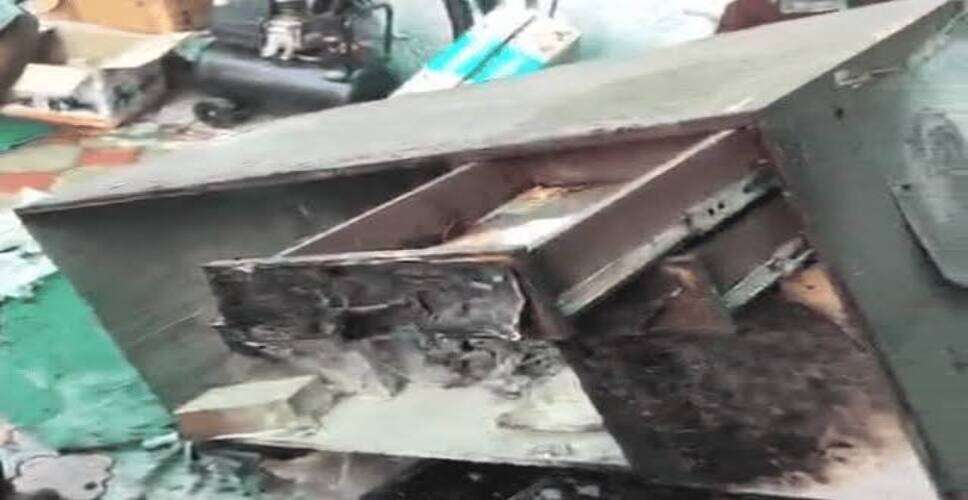 मोबाइल चार्जर में धमाके के बाद दुकान में लगी आग, मची अफरा-तफरी; लोगों ने अग्निशमन यंत्र से पाया काबू