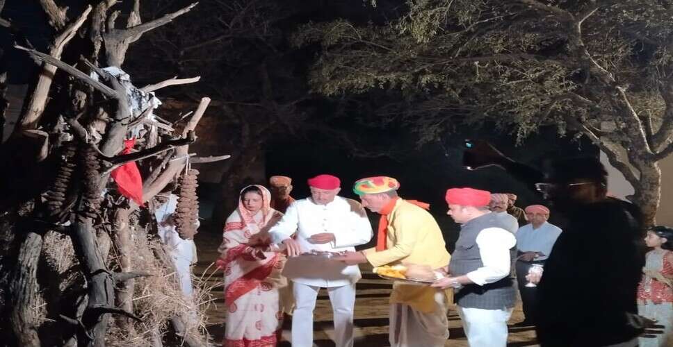 डूंगरपुर में होली की धूम, उदय विलास पैलेस में पूर्व राजपरिवार ने किया होलिका दहन