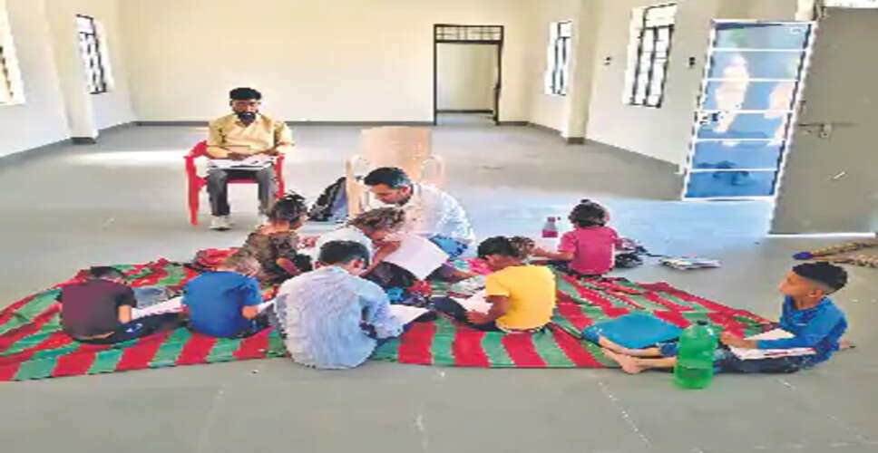 ग्राम पंचायत प्रशासक ने स्कूल में पढ़ाया संस्कृत का पाठ: बच्चों के बीच बैठकर बताया भाषा और भारतीय संस्कृति का महत्व