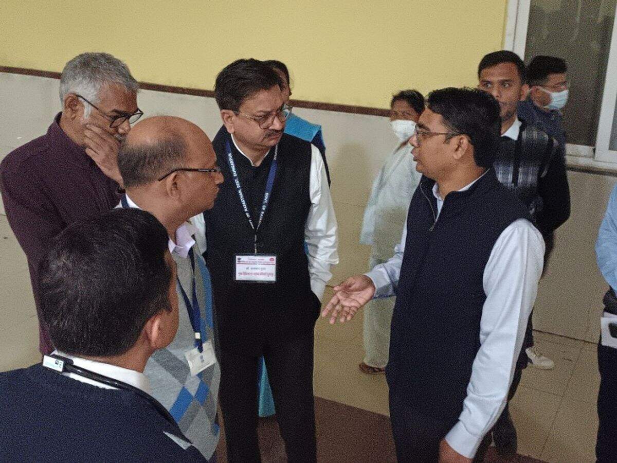 Dungarpur अस्पताल में गंदा शौचालय देख भड़के कलेक्टर, लगाई फटकार